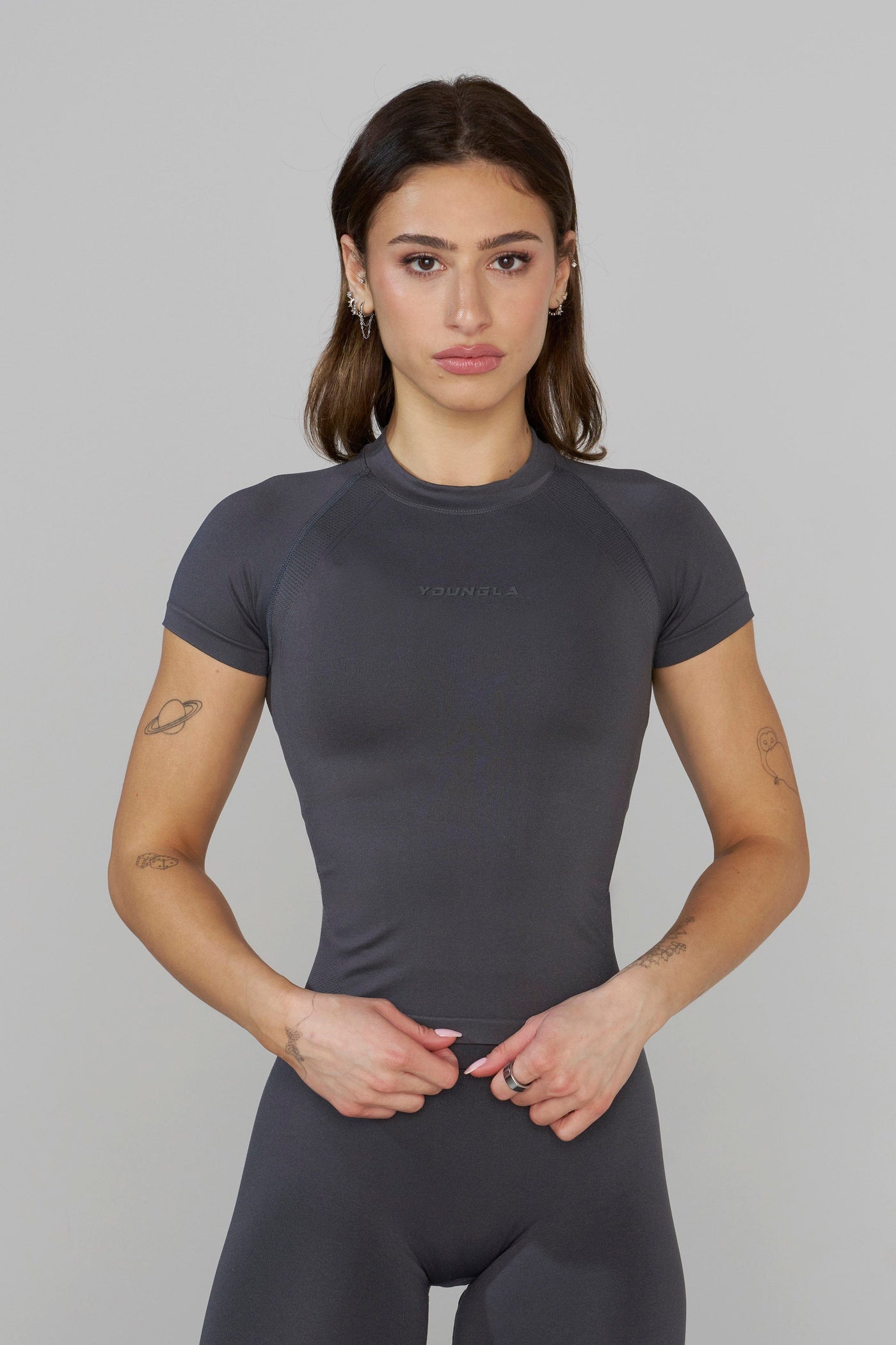 W446 Seamless Curve Compression Tee - Charcoal